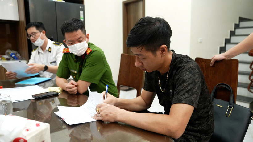 Lực lượng chức năng làm việc với các đối tượng có dấu hiệu vi phạm về hoạt động giết mổ, tiêu thụ thịt lợn nhiễm bệnh