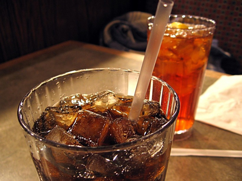 Nước ngọt có ga màu tối.