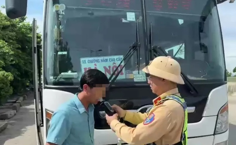 Anh Đoàn Bá D xuống xe nhận bản thân là người điều khiển xe khách và CSGT đo nồng độ cồn. (Ảnh: PLO)