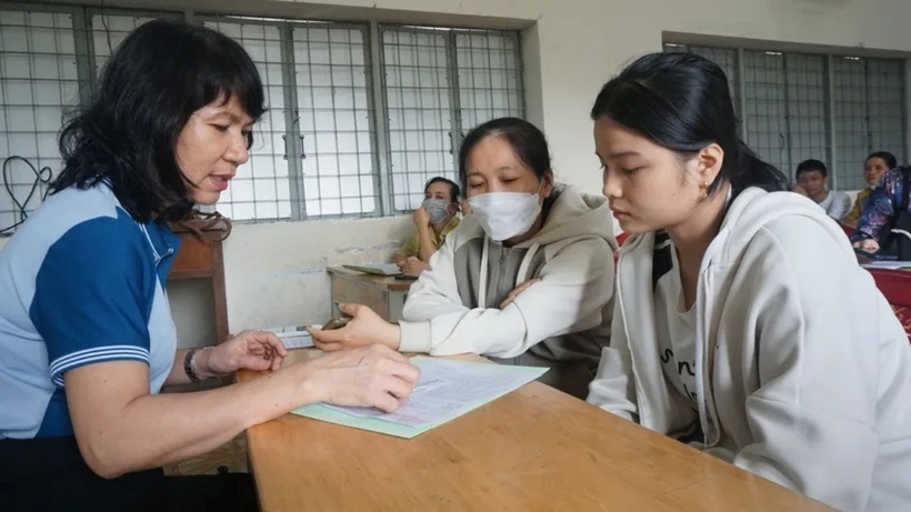 Giáo viên Trường THPT Võ Trường Toản tư vấn cho phụ huynh và học sinh về việc chọn tổ hợp môn lớp 10. Ảnh: Pháp Luật TP.HCM