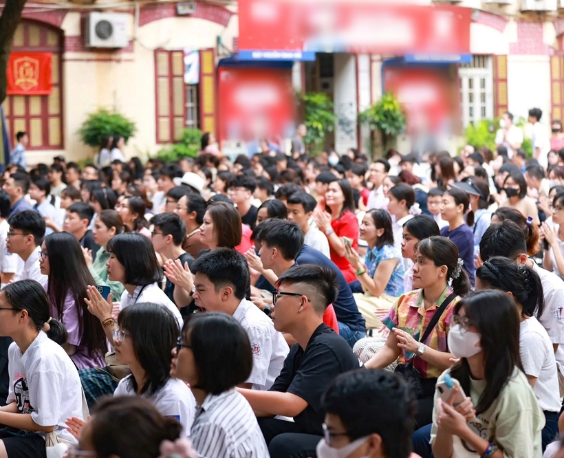 Các phụ huynh và học sinh tham dự buổi giới thiệu mô hình học tập tại Trường THPT Trần Phú - Hoàn Kiếm. Ảnh: Kinh Tế & Đô Thị