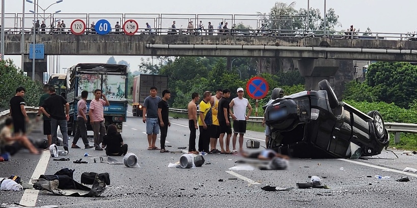 Ô tô loại 7 chỗ bị lật ngửa. (Ảnh: VietnamNet)