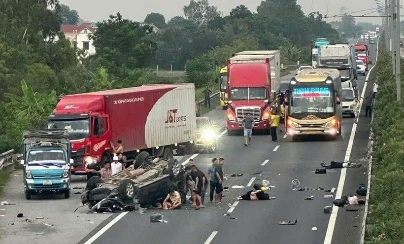 Hiện trường vụ ô tô 7 chỗ nổ lốp, lật ngửa trên cao tốc. (Ảnh: VNE)