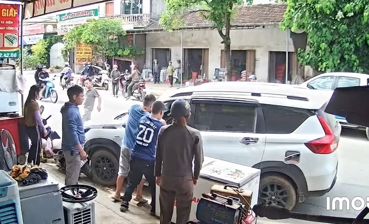 Người thợ điện lạnh nhanh trí cạy cửa kính cứu người.