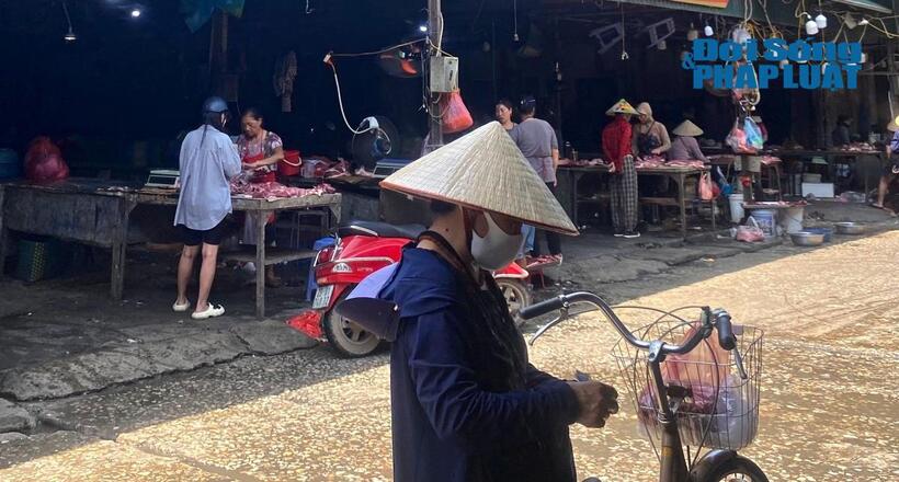 Khoảng hơn 10 kiot vẫn diễn ra hoạt động mua bán bình thường.