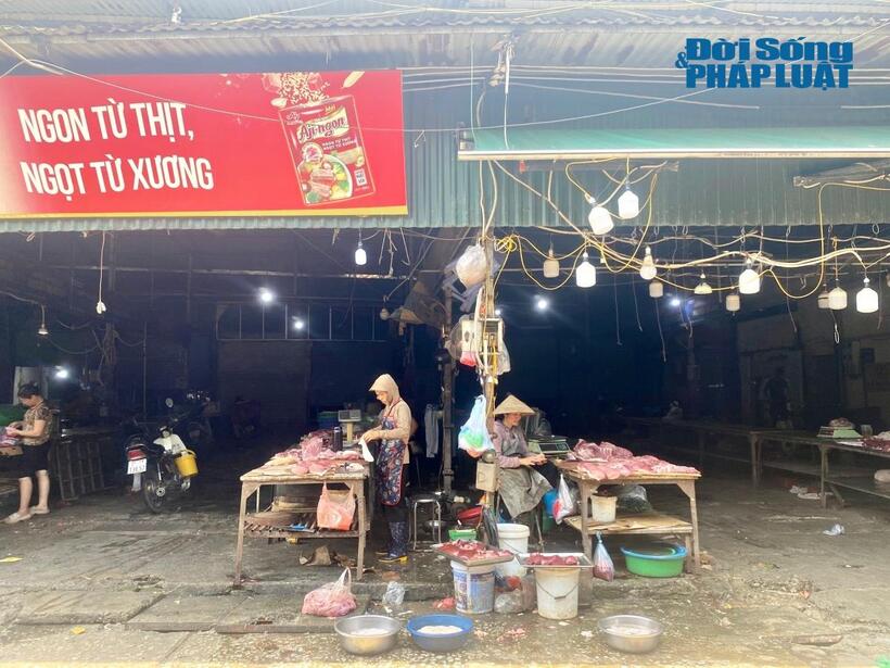 Chỉ những kiot phía ngoài bày bán thịt lợn