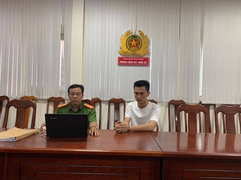 Khanh tại cơ quan điều tra. Ảnh: Thanh Niên