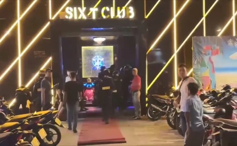 Hàng trăm trinh sát chia thành ba tổ ập vào 3 quán bar. (Ảnh: Công an)