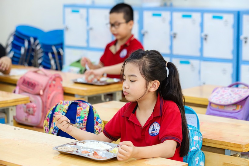 Tổng kinh phí dự kiến hơn 3.000 tỷ đồng để hỗ trợ bữa ăn bán trú cho học sinh tiểu học năm học 2025-2026.
