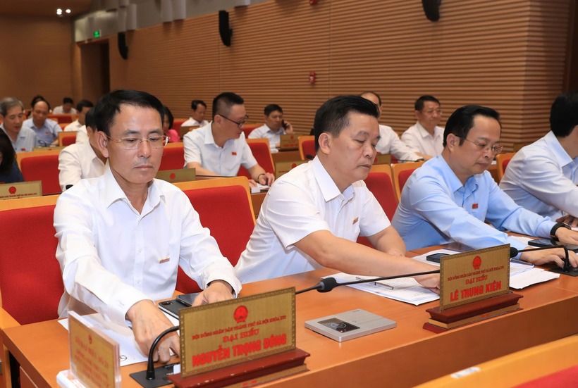 Đại biểu HĐND Thành phố thông qua Nghị quyết.
