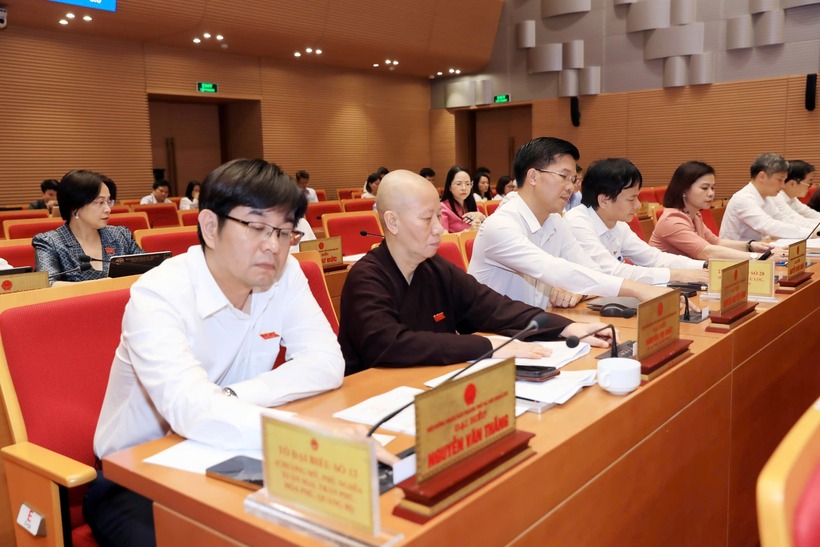 Đại biểu HĐND Thành phố thông qua Nghị quyết quy định nội dung và mức hỗ trợ đóng bảo hiểm xã hội tự nguyện, bảo hiểm y tế.