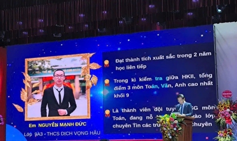 Nguyễn Mạnh Đức được vinh danh vì nhiều thành tích xuất sắc trong lễ tổng kết năm học vừa qua. Ảnh: Thanh Niên
