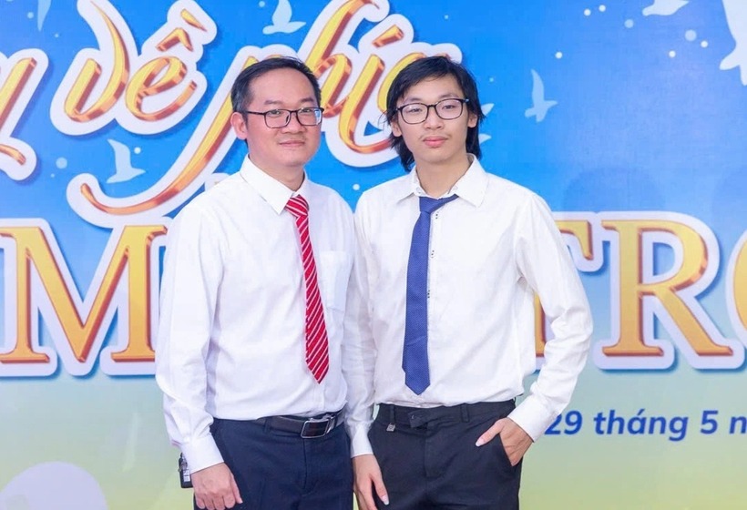 Nam sinh Nguyễn Mạnh Đức và thầy giáo chủ nhiệm. Ảnh: Dân Trí