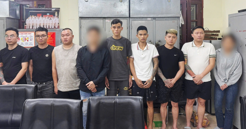 Đối tượng Nguyễn Văn Phẩm (đứng thứ 2 từ phải qua) cùng đồng phạm trong đường dây (Ảnh: M.H.).