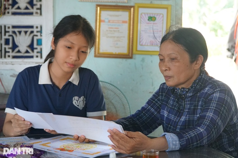 Suốt 9 năm đèn sách ở bậc tiểu học và trung học cơ sở, Mi đều là học sinh xuất sắc và gặt hái nhiều giải thưởng cao. Ảnh: Dân trí