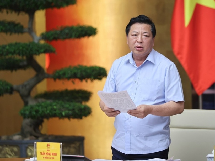 Bộ trưởng Bộ Xây dựng Trần Hồng Minh báo cáo tổng hợp về tình hình triển khai các công trình, dự án - Ảnh: VGP/Nhật Bắc