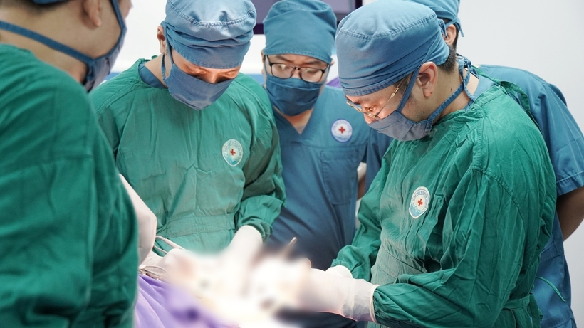 Các bác sĩ tiến hành phẫu thuật cho người bệnh. Ảnh: Sức Khỏe & Đời Sống