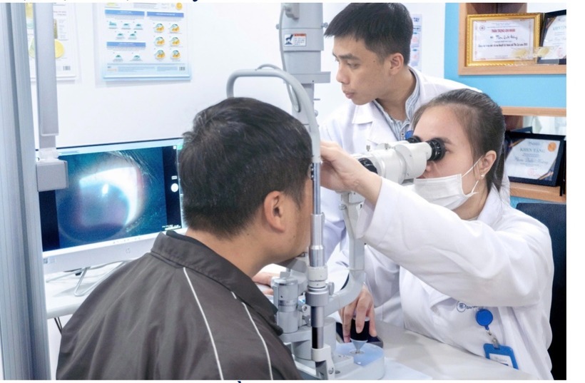 Bác sĩ Nội trú Trần Thị Khánh Linh – Phó Giám đốc chuyên môn bệnh viện thăm khám lại cho người bệnh sau khi khâu giác mạc-củng mạc cấp cứu. Ảnh: Sức Khỏe & Đời Sống