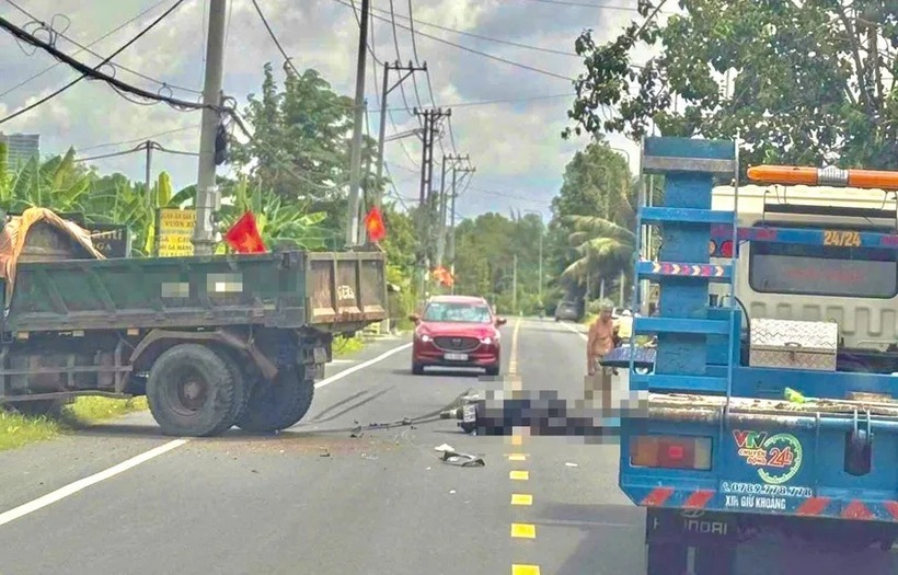 Hiện trường vụ tai nạn giao thông, khiến mẹ và con gái 4 tháng tuổi tử vong. Ảnh: PLO