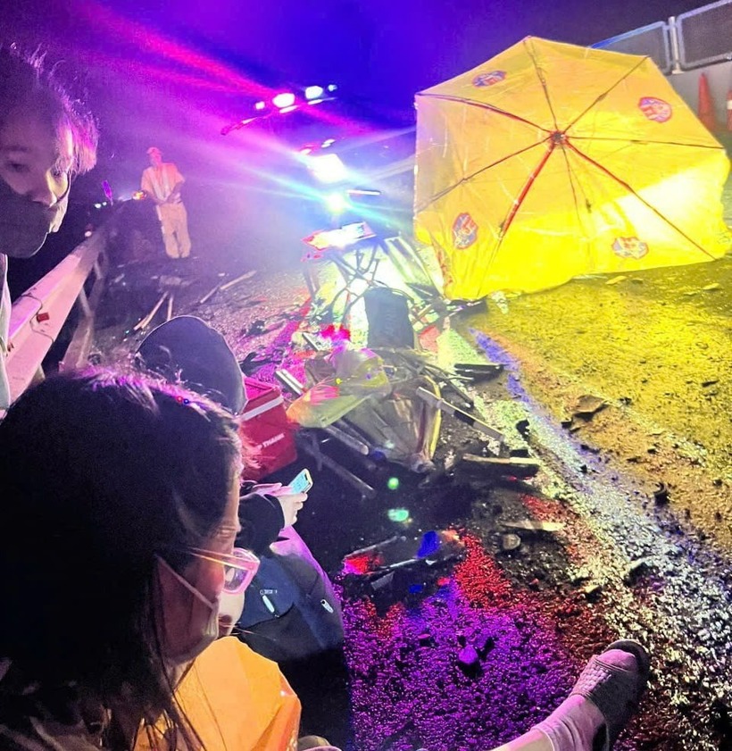 Hành khách hoảng loạn sau vụ tai nạn kinh hoàng. (Ảnh: Dân Việt)