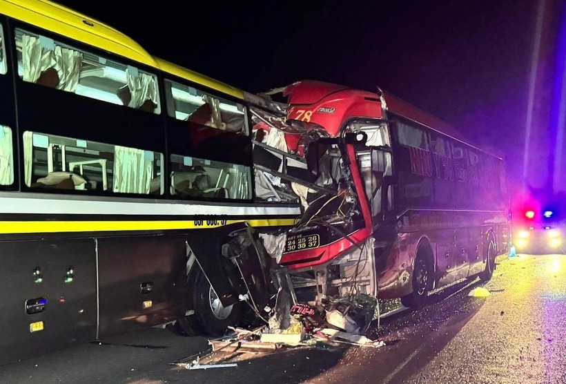 Xe khách Thiện Trí nổ vỏ, chỉ dừng mới được 30 giây là xe khách Như Ý 78 từ phía sau tông vào đuôi. (Ảnh: VnExpress)