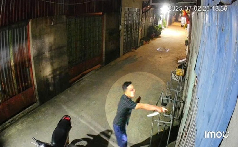 Camera ghi lại người đàn ông cầm hung khí (dao) đến dọa giết người sống bên trong căn nhà. (Ảnh: Thanh niên)