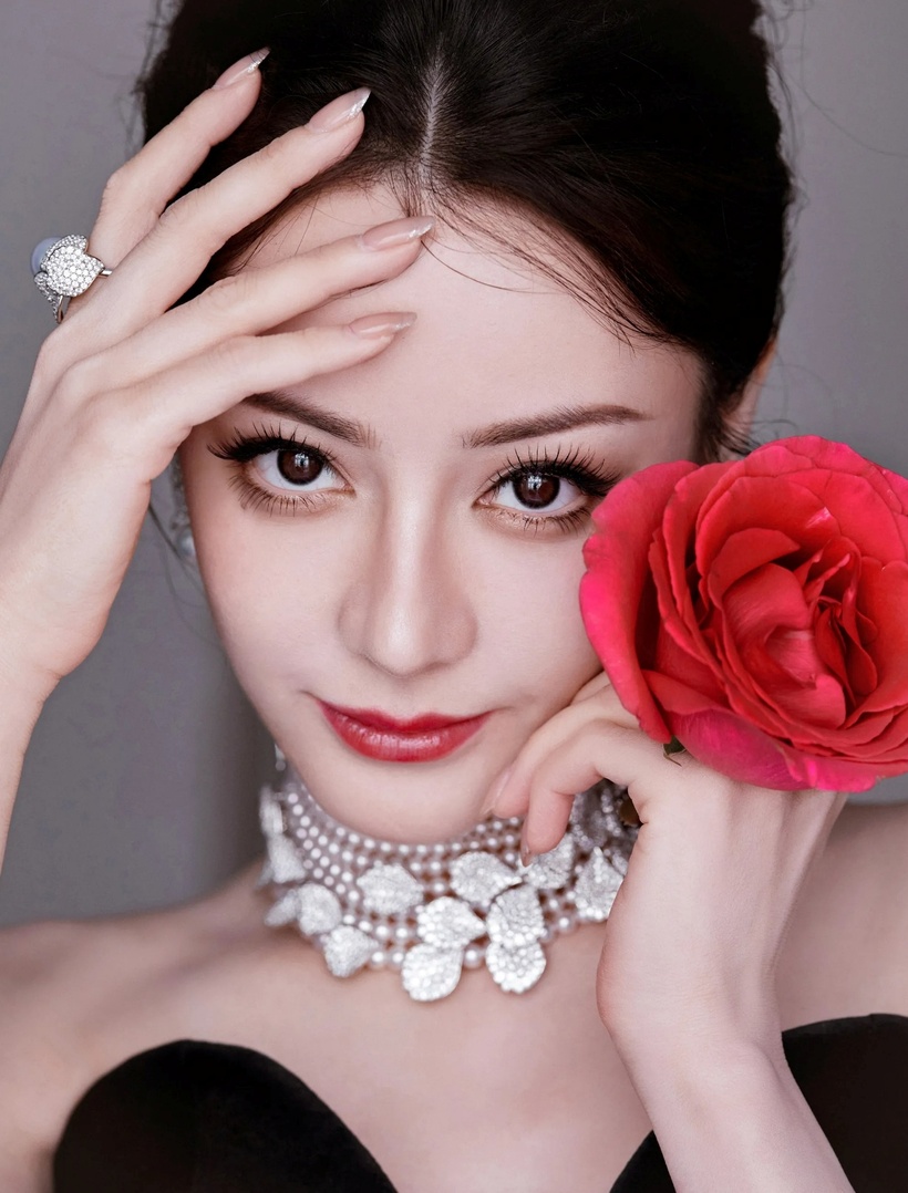 Nữ diễn viên tạo điểm nhấn sang trọng bằng bộ trang sức Haute Joaillerie Les Pétales của Mikimoto. Đặc biệt, cô chọn kiểu tóc búi cao cổ điểm để khoe trọn được bộ trang sức lộng lẫy. Lối trang điểm tập trung vào đôi mắt sâu hút hồn, hàng mi cong và màu son đỏ giúp tôn lên làn da trắng mịn của người đẹp.