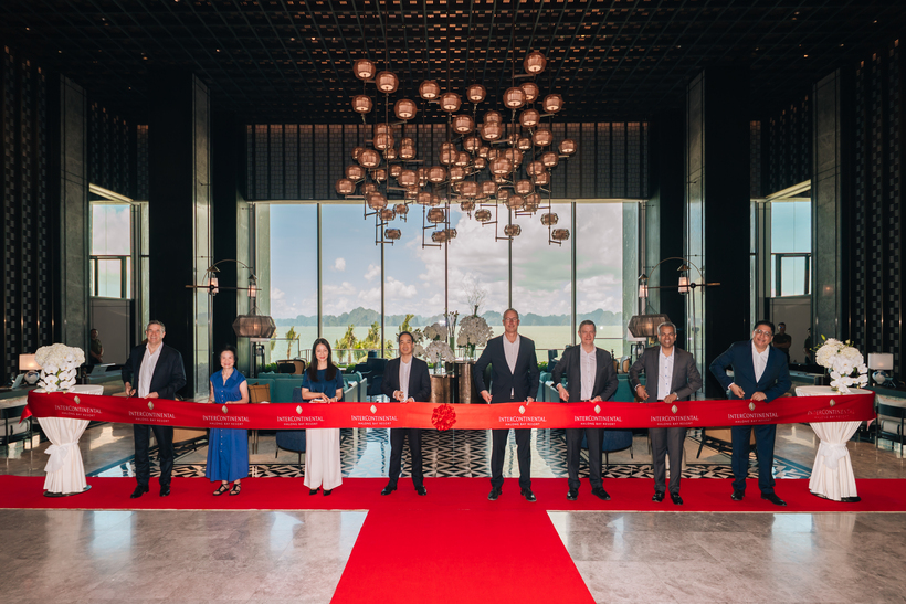 Lãnh đạo Tập đoàn BIM và lãnh đạo Tập đoàn IHG Hotels & Resorts thực hiện nghi thức khánh thành khu nghỉ dưỡng