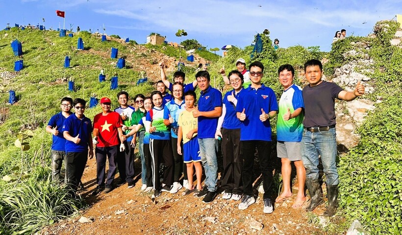 Đoàn viên thanh niên và CBCNV TDKN hăng hái tham gia trồng cây