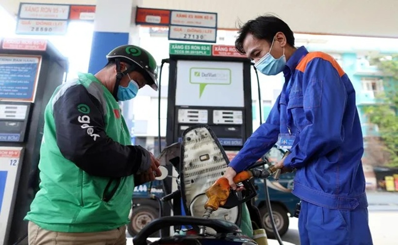 Giá xăng dầu đồng loạt tăng, có loại tăng hơn 400 đồng/lít từ 15h hôm nay (10/7). (Ảnh: Tiền phong)