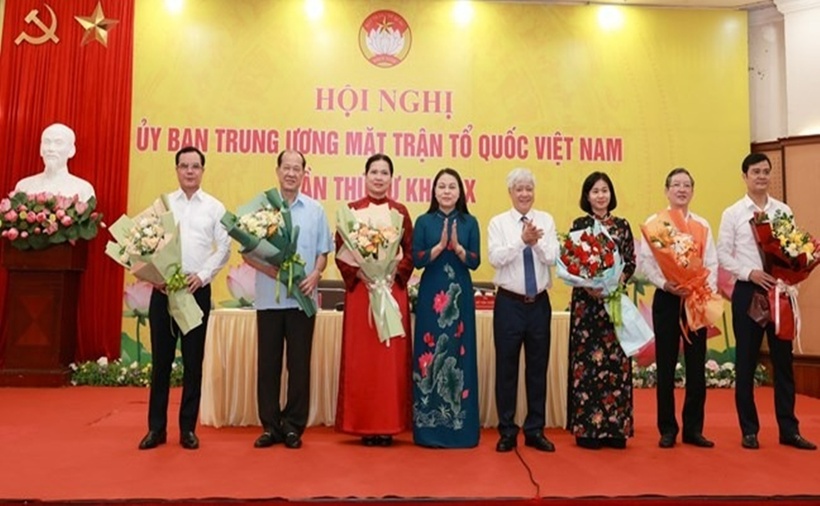 Chủ tịch Ủy ban Trung ương Mặt trận Tổ quốc Việt Nam Đỗ Văn Chiến tặng hoa chúc mừng 6 Phó chủ tịch Ủy ban Trung ương MTTQ Việt Nam.
