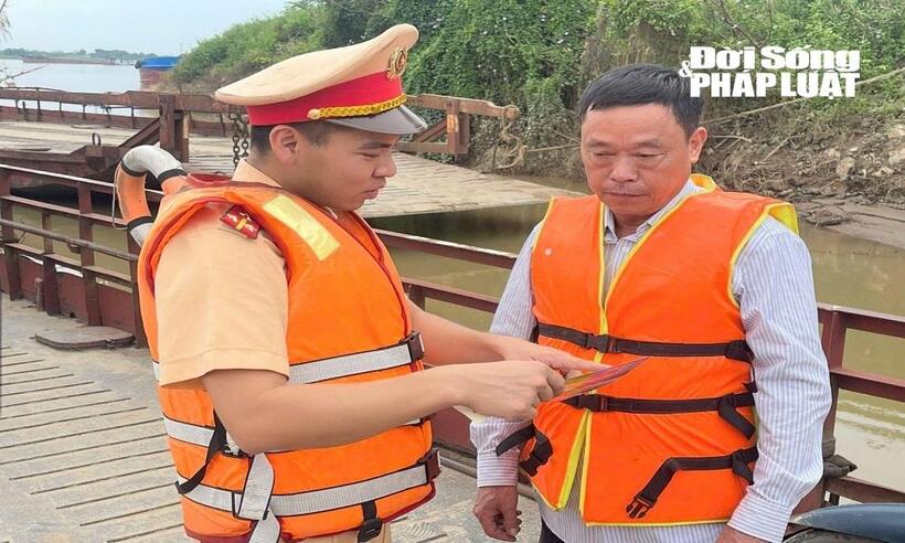 Lựng lượng Cảnh sát giao thông đường thủy số 2 đang tuyên truyền cho người dân tham gia lưu thông trên phà.