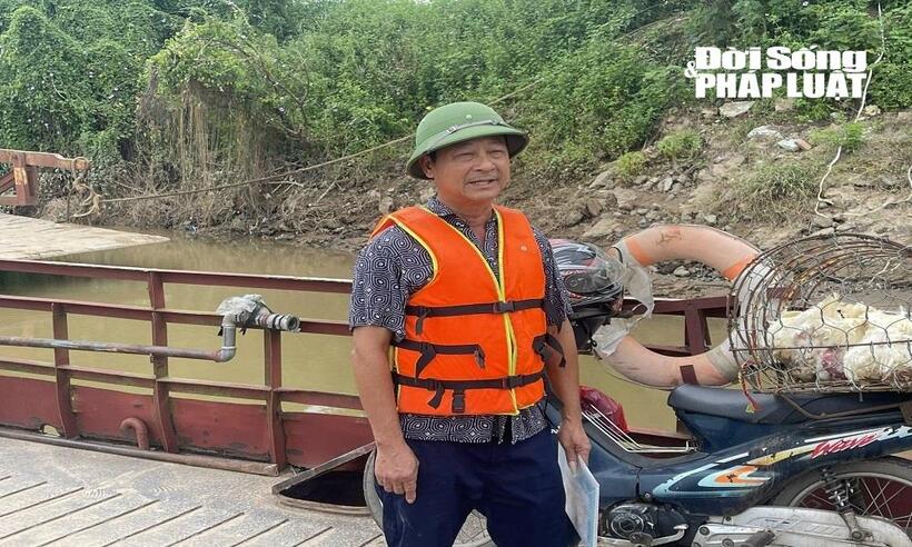 Ông Nguyễn Văn Sử chủ bến đò tại xã Hồng Vân , TP Hà Nội .