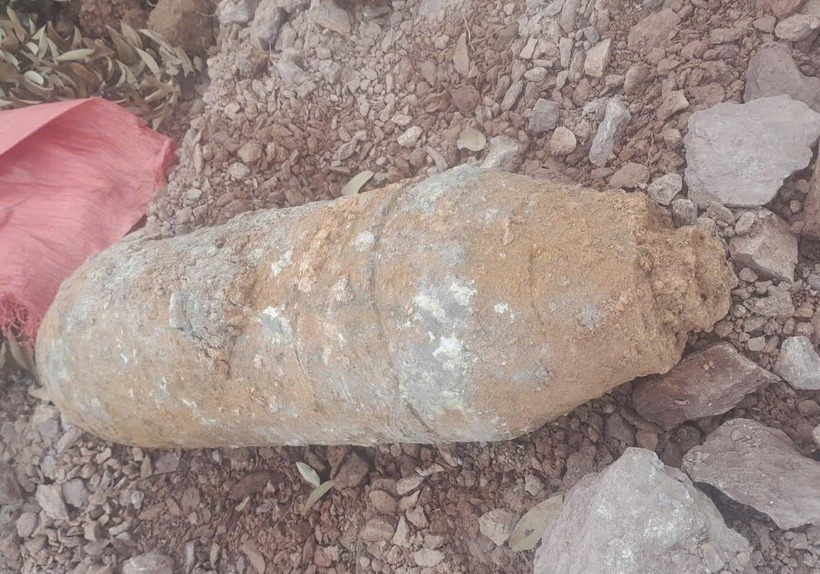 Quả bom còn nguyên kíp nổ, nằm sâu khoảng 50 cm dưới lòng đất. Ảnh: Báo Bắc Ninh.