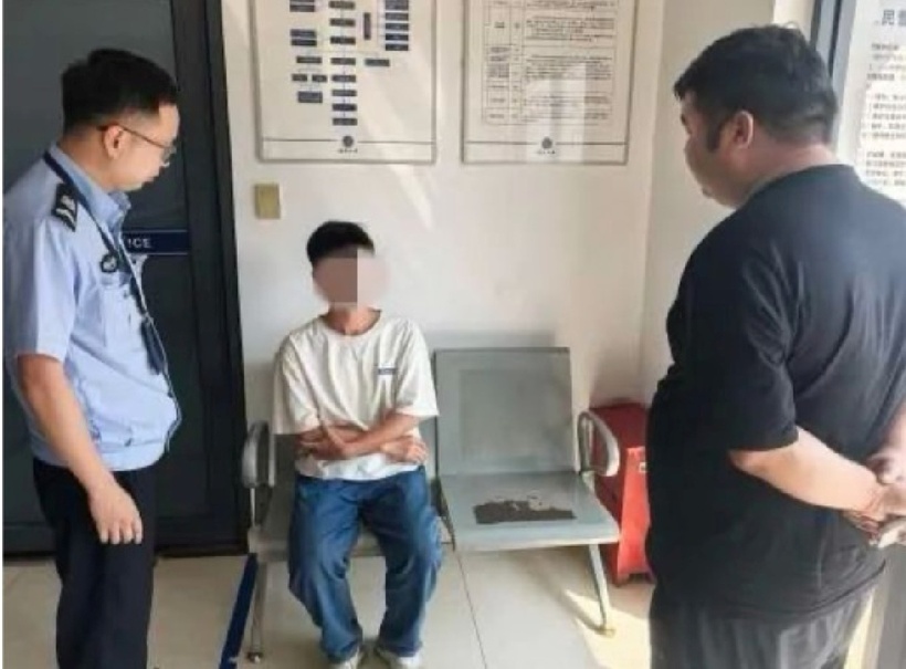 Sau khi được cảnh sát động viên, anh nhận ra hành động của mình đã gây lo lắng cho gia đình và cam kết không tái diễn. Ảnh: SCMP.