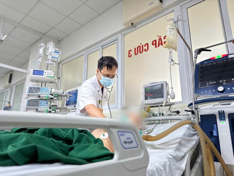 Ông cụ bị liệt tứ chi và suy hô hấp sau khi tiêm thuốc giảm đau cổ vai gáy, hiện đang điều trị tại bệnh viện. Ảnh: Báo Xây dựng.