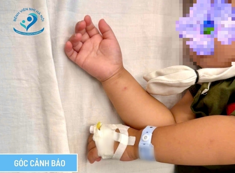 Bệnh nhi hiện đã chơi ngoan, ăn ngủ tốt và được xuất viện. Ảnh: Đại Biểu Nhân Dân