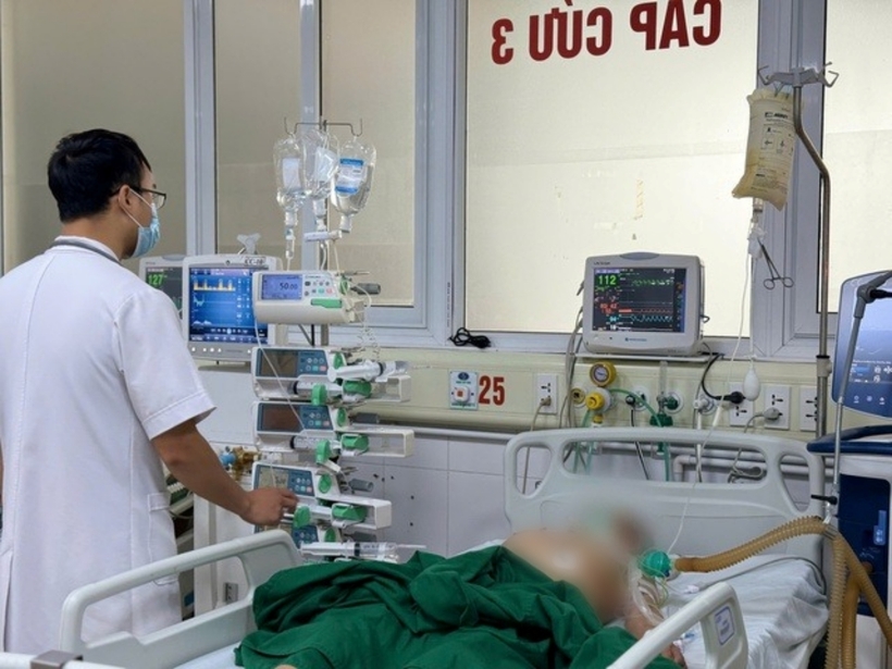 Bệnh nhân vẫn phải thở máy và chưa có cải thiện về vận động. Ảnh: Sức Khỏe & Đời Sống