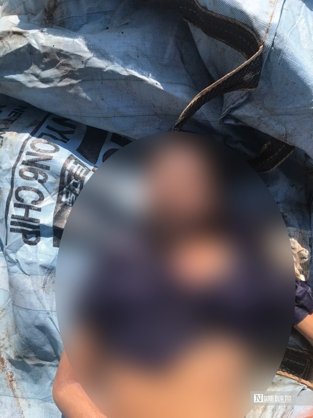 Thi thể nạn nhân được phát hiện trên sông Cổ Chiên. (Ảnh: NĐT)