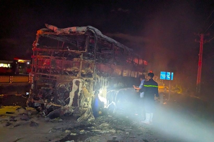 Chiếc xe khách trụi trơ khung trên quốc lộ 1 qua xã Hồng Sơn, tỉnh Lâm Đồng. (Ảnh: VnExpress)