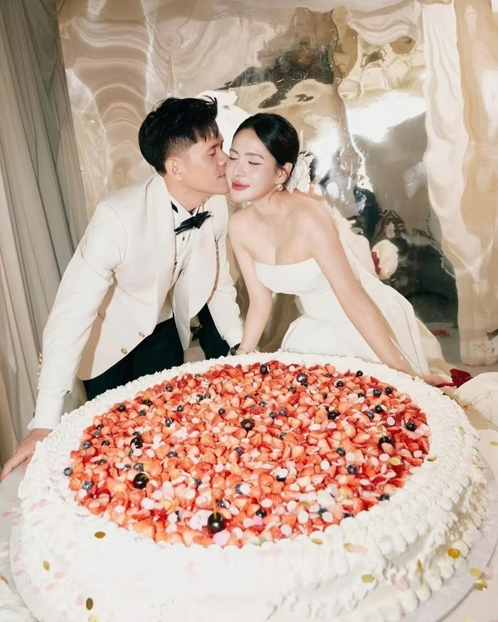 Julia Nguyễn từng có một con gái riêng, nhưng điều đó không hề ngăn cản chuyện tình cảm của hai người. Họ bén duyên từ năm 2018 và nhanh chóng gắn bó nhờ sự thấu hiểu, đồng điệu. Thanh Hào nổi tiếng là người chu đáo, quan tâm vợ con và luôn yêu thương, chăm sóc con riêng của Julia như con ruột.