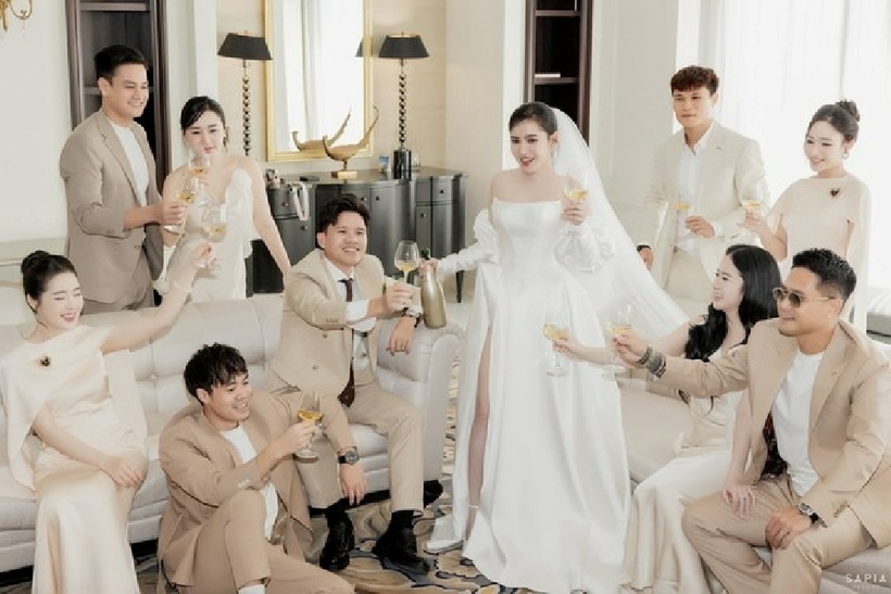 Cách đây ít ngày, đám cưới trung vệ Dương Thanh Hào và cô dâu Julia Nguyễn đã diễn ra tại một khách sạn sang trọng trên địa bàn tỉnh Quảng Ninh. Không chỉ gây chú ý bởi độ xa hoa, dàn phù rể toàn nhân vật đình đám của làng bóng đá Việt cũng nhận về quan tâm lớn.
