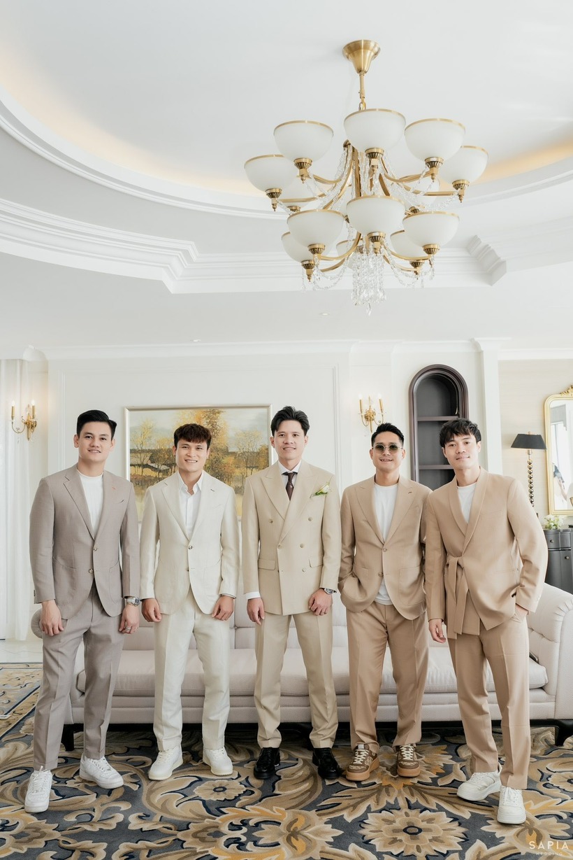 Phạm Tuấn Hải, chân sút chủ lực CLB Hà Nội và ĐT Việt Nam, phong độ ổn định, giá trị ước tính 10–12 tỷ đồng. Anh gây ấn tượng với vóc dáng chắc nịch, nụ cười sáng sân khấu.