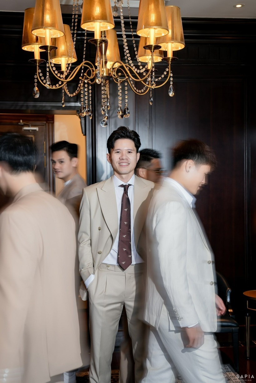 Dàn phù rể không chỉ là anh em thân thiết, đồng đội từng vào sinh ra tử trên sân, mà còn góp phần biến đám cưới Dương Thanh Hào – Julia Nguyễn thành sự kiện hoành tráng bậc nhất làng bóng Việt. Từ nghi lễ ngoài trời bên vịnh Hạ Long hùng vĩ, tiệc tối lung linh như cổ tích, đến concept chụp ảnh cưới, tất cả đều được đầu tư chỉn chu, sang trọng, đậm dấu ấn hạnh phúc viên mãn.