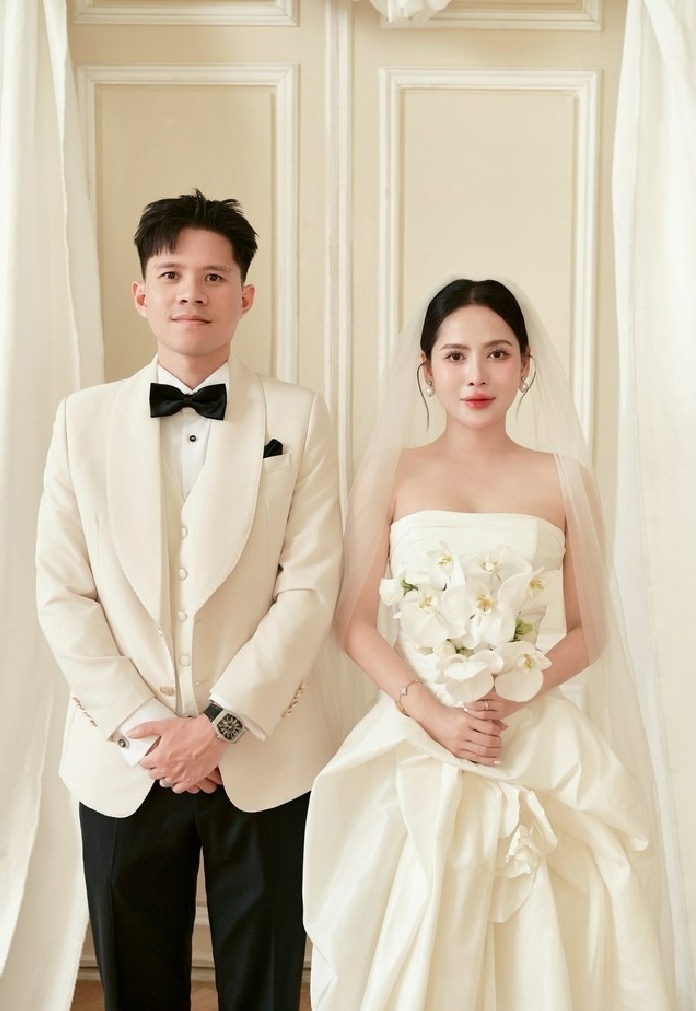 Trước đó, vào ngày 6/7, đám cưới của trung vệ Dương Thanh Hào (sinh năm 1991, ở Quy Nhơn) được tổ chức tại Quảng Ninh. Hôn lễ thu hút sự chú ý trong cộng đồng hâm mộ bóng đã, có sự góp mặt của nhiều cầu thủ nổi tiếng như Văn Toàn, Bùi Tiến Dũng, Văn Thanh. Nhan sắc cô dâu Julia Nguyễn cùng chuyện tình yêu nhiều năm của cặp đôi được nhiều người chú ý.