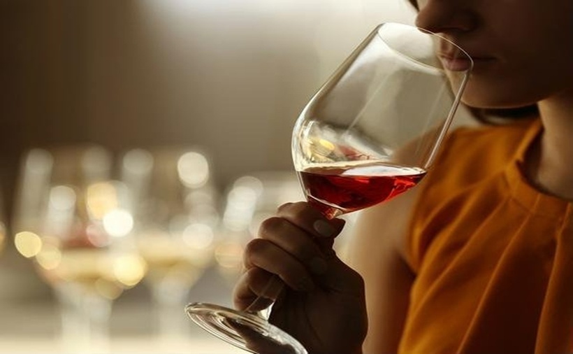 Cách giữ ấm an toàn là mặc đủ ấm, ăn uống đủ chất, vận động nhẹ nhàng, uống nước ấm – không phải dựa vào rượu.