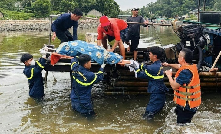 Thi thể cháu bé được đưa vào bờ. Ảnh: Tuổi Trẻ