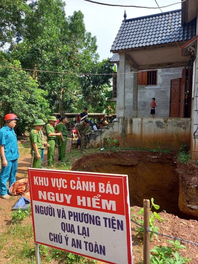 "Hố tử thần" xuất hiện ở Phú Thọ, ăn sâu vào móng nhà 1,5 m. Ảnh: Vietnamnet