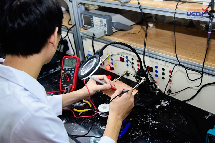Mức học phí dự kiến phổ biến ngành bán dẫn tại các trường đại học phổ biến dao động từ 23-41 triệu đồng/năm. Ảnh minh họa