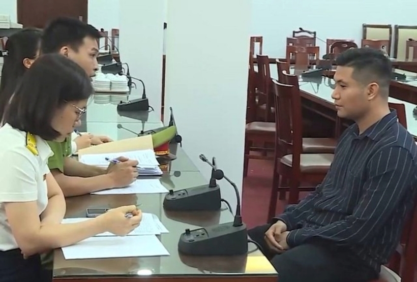 Cơ quan chức năng làm việc với Đoàn Mạnh Hòa. Ảnh: Sức Khỏe & Đời Sống